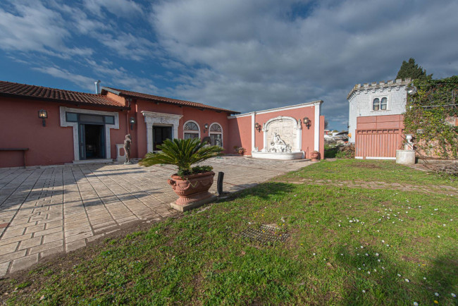 Locale commerciale in vendita a Latina