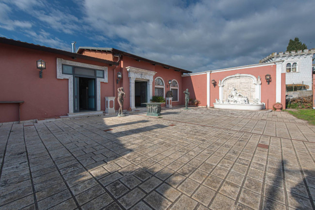 Locale commerciale in vendita a Latina