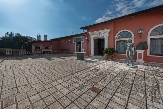 Locale commerciale in vendita a Latina