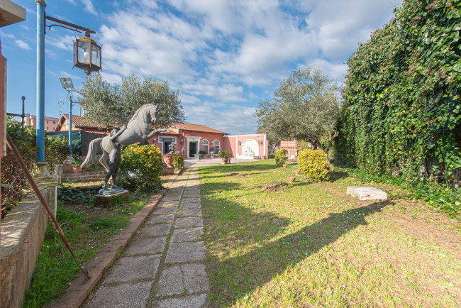 Locale commerciale in vendita a Latina