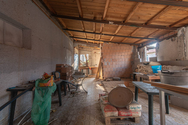 Locale commerciale in vendita a Latina