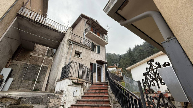 whole building for sale in Piglio