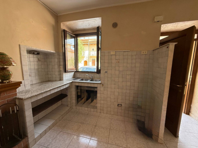 whole building for sale in Colfelice
