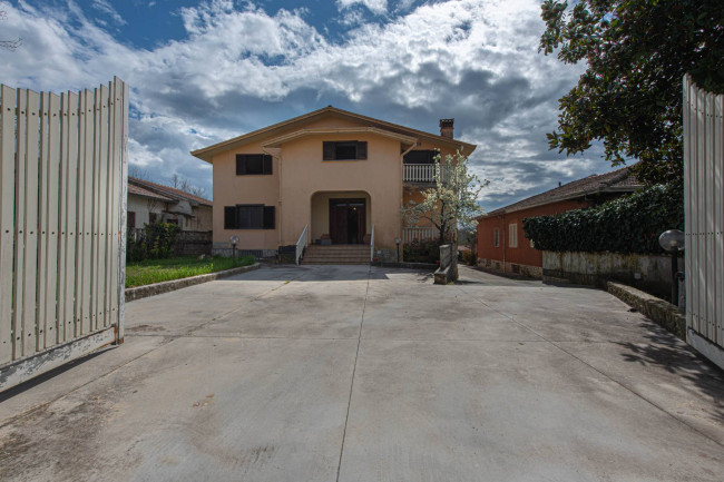 House in Arce - view 1