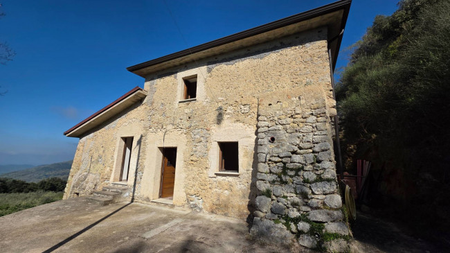 farmhouse for sale in Santopadre