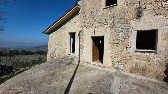 farmhouse for sale in Santopadre