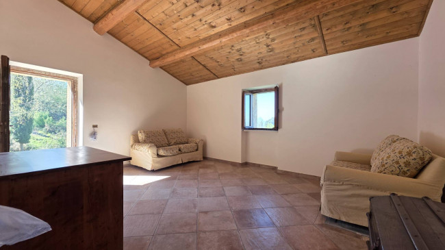 farmhouse for sale in Santopadre