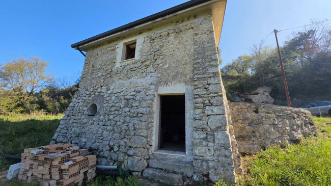 farmhouse for sale in Santopadre