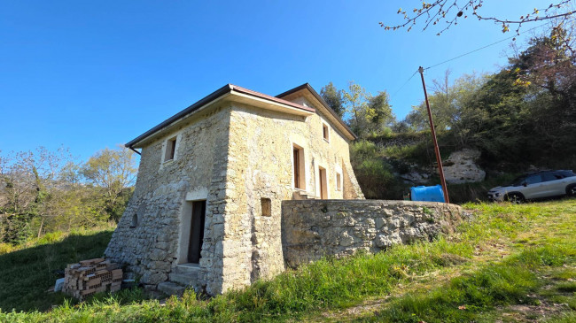 farmhouse for sale in Santopadre