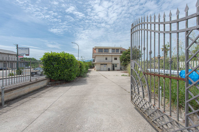 Locale commerciale in vendita a Arce