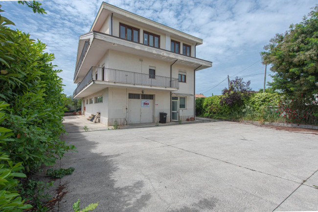 Locale commerciale in vendita a Arce