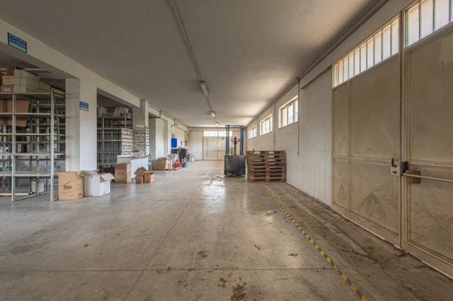 Locale commerciale in vendita a Arce