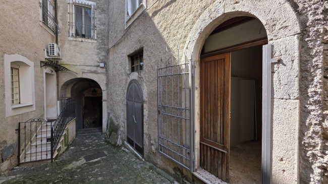 House in Arce - view 1
