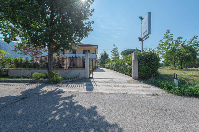 Casa Indipendente con ampi locali commerciali in vendita a Roccasecca
