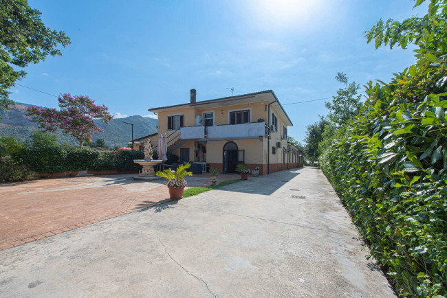 Casa Indipendente con ampi locali commerciali in vendita a Roccasecca