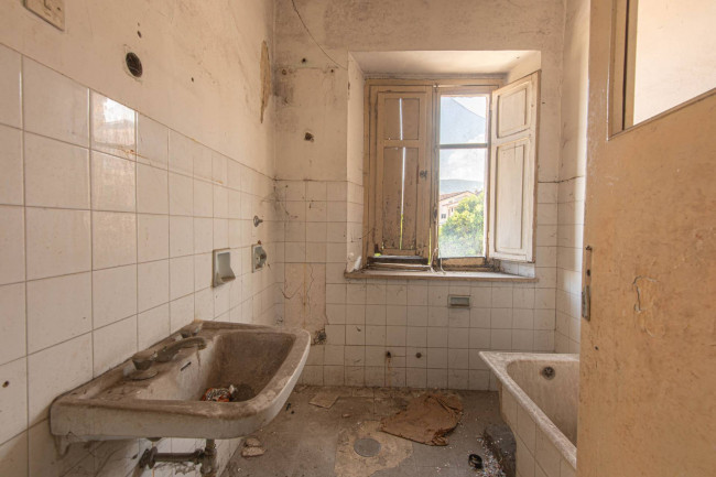 whole building for sale in Roccasecca