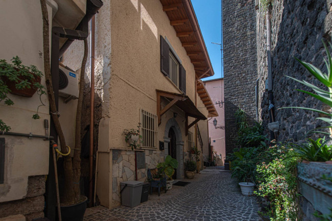 typical historical house for sale in Pofi