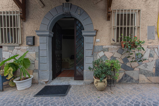 typical historical house for sale in Pofi