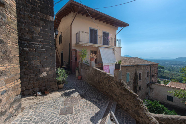 typical historical house for sale in Pofi