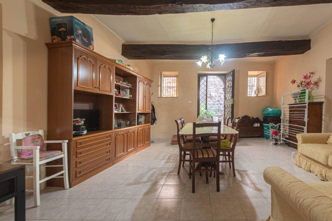 typical historical house for sale in Pofi