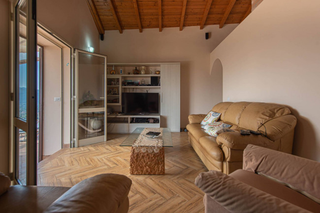 typical historical house for sale in Pofi