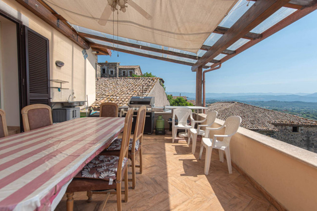 typical historical house for sale in Pofi