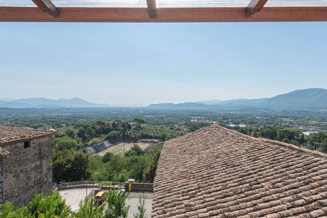 typical historical house for sale in Pofi