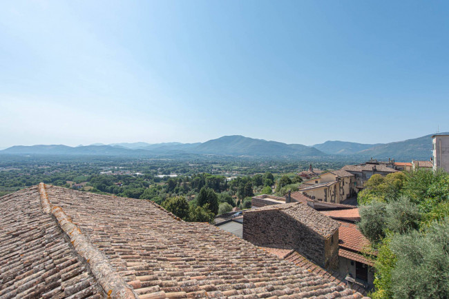 typical historical house for sale in Pofi