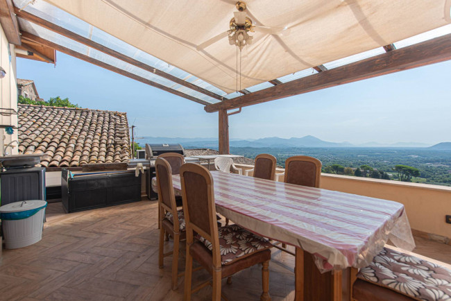 typical historical house for sale in Pofi