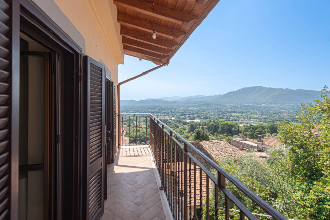 typical historical house for sale in Pofi