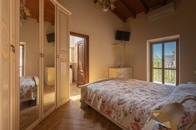 typical historical house for sale in Pofi