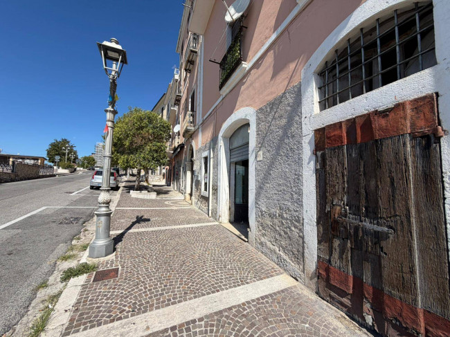 Locale commerciale in vendita a Arce
