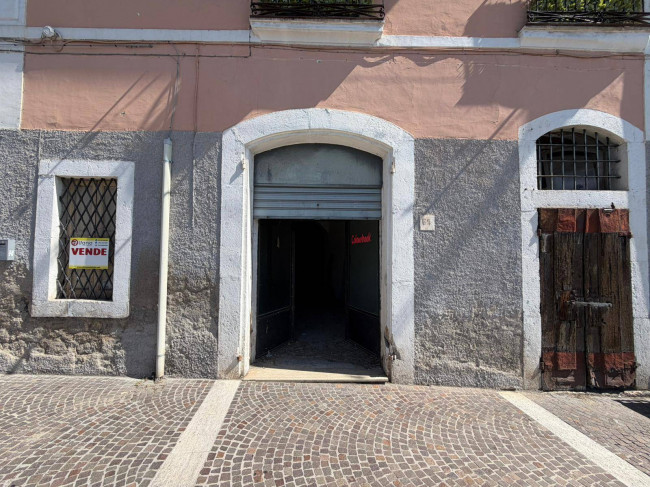 Locale commerciale in vendita a Arce