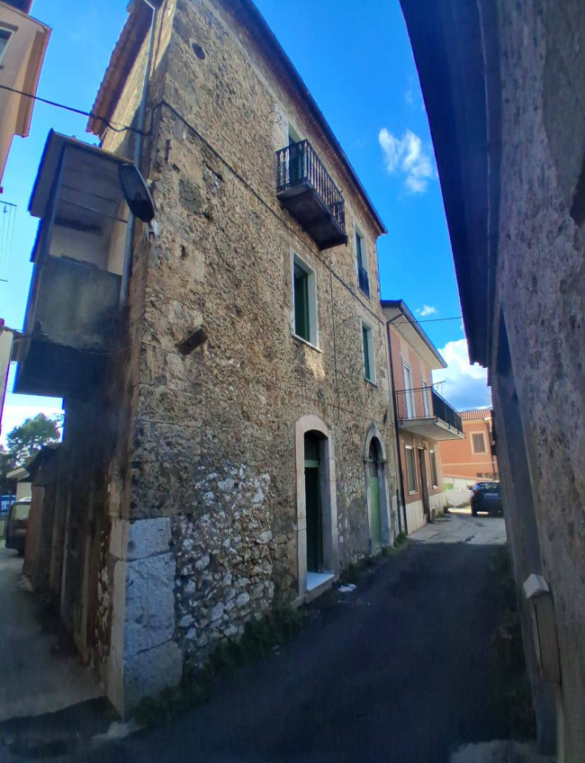 typical historical house for sale in Isola del Liri