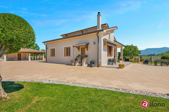 Villa for sale in Pontecorvo