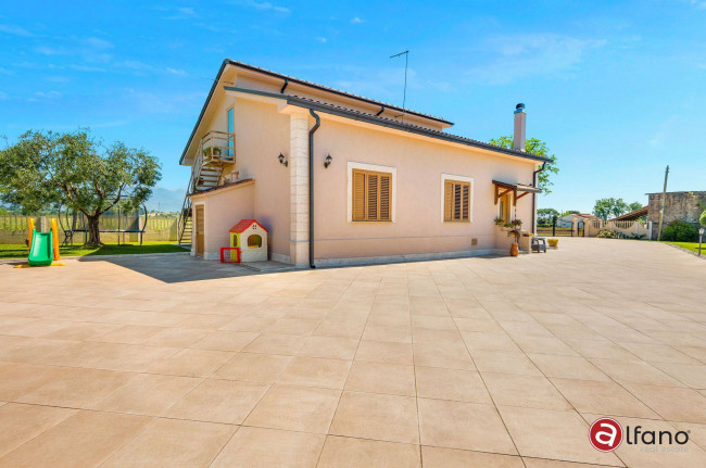 Villa for sale in Pontecorvo