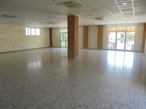 Locale commerciale in Affitto a Cepagatti