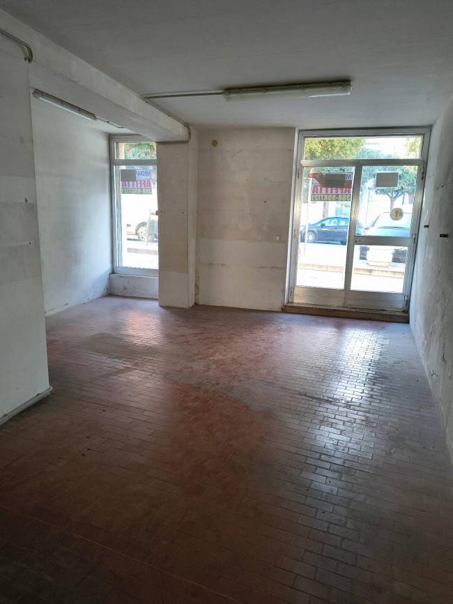 Locale commerciale in affitto a Pianella