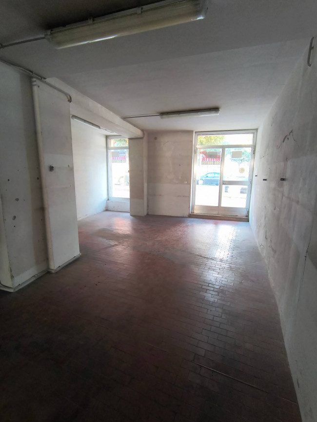 Locale commerciale in affitto a Pianella