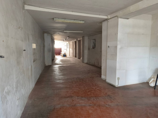 Locale commerciale in affitto a Pianella