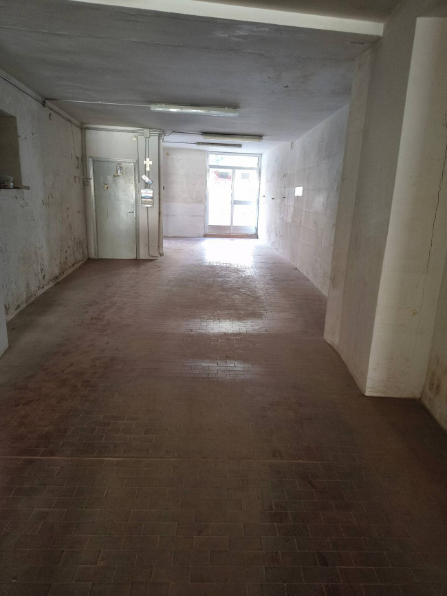 Locale commerciale in affitto a Pianella