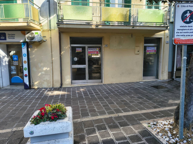 Locale commerciale in affitto a Pianella