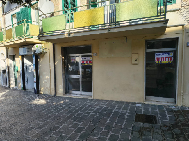 Locale commerciale in affitto a Pianella