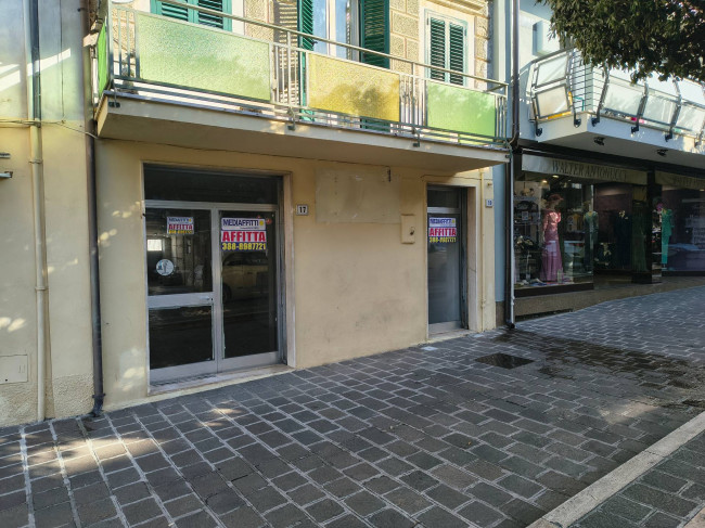 Locale commerciale in affitto a Pianella