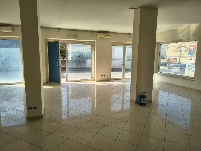 Locale commerciale in affitto a Chieti