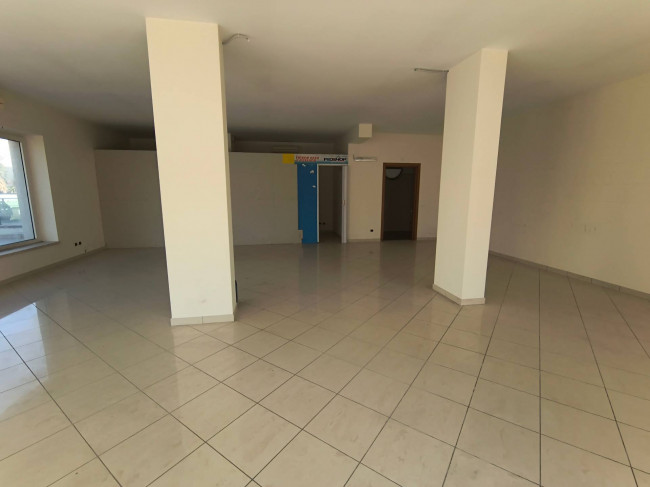 Locale commerciale in affitto a Chieti