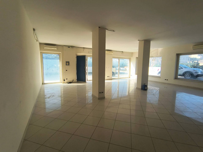 Locale commerciale in affitto a Chieti