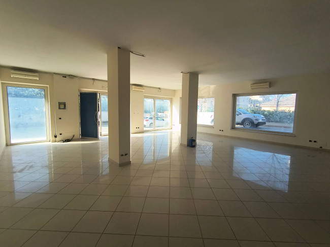 Locale commerciale in affitto a Chieti