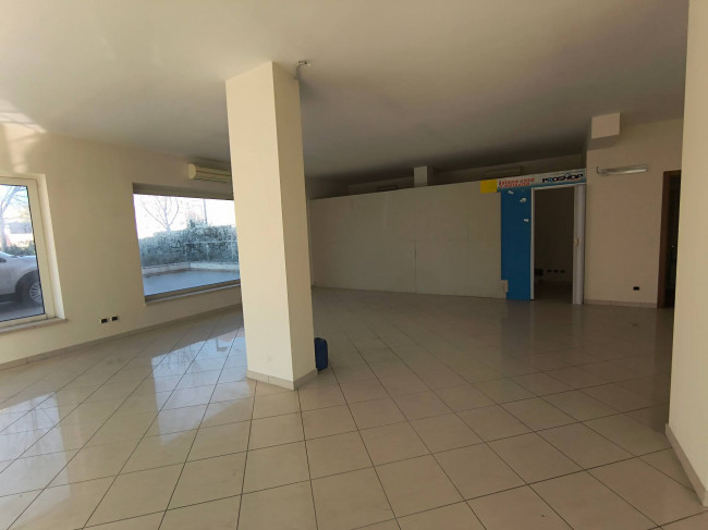Locale commerciale in affitto a Chieti