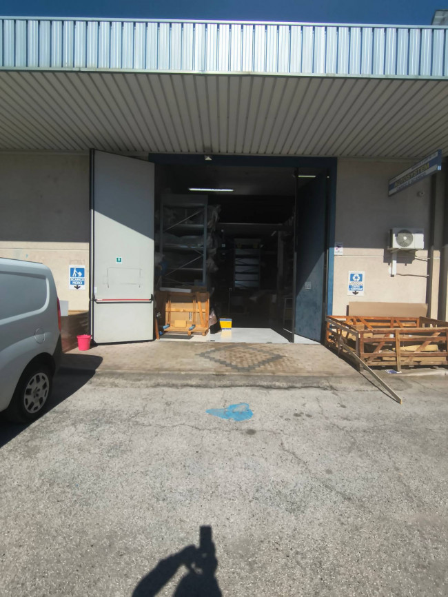 Locale commerciale in affitto a Chieti